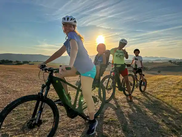 Ciclista su e-bike al tramonto sulle colline umbre